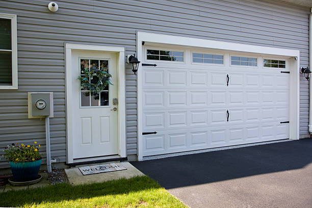 24/7 Emergency Garage Door Panel Replacement experts in Skokie, IL